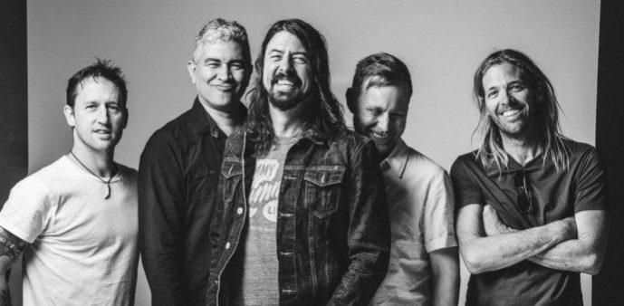 foofightersblackandwhite-696×423